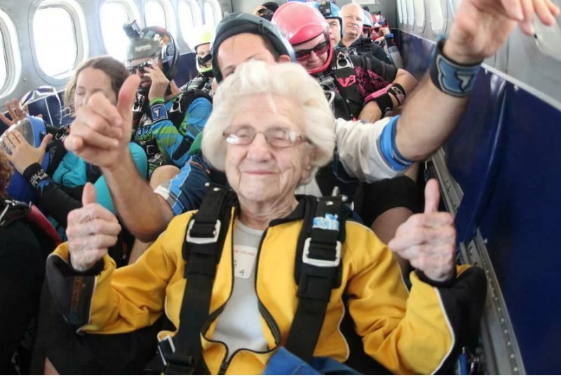 गिनिजले सबैभन्दा वृद्ध स्काइडाइभरको रूपमा आफ्नो रेकर्ड पुष्टि गर्नु अघि १०४ वर्षीया महिलाको मृत्यु