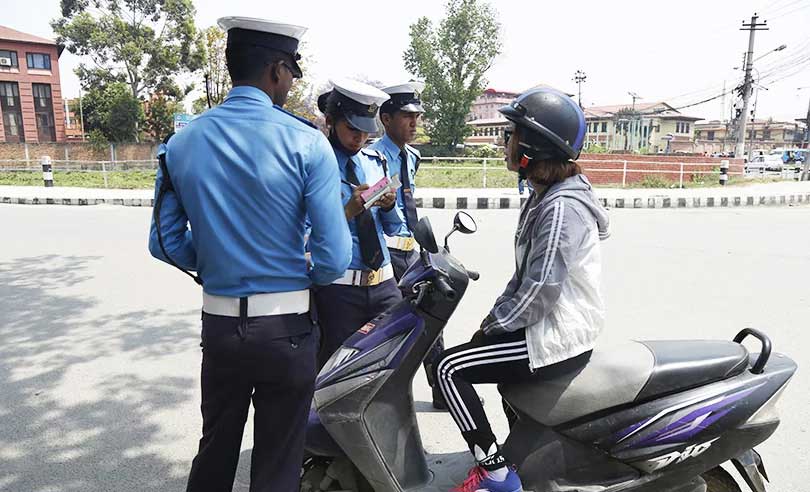 ट्राफिक नियम उल्लङ्घन गर्ने सवारी साधनमाथि कारवाही