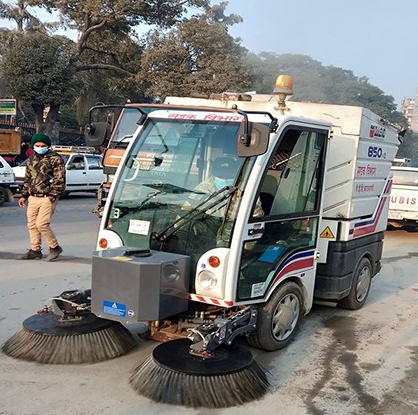 दैनिक रुपमा बु्रमर चलाएपनि किन सफा भएन काठमाडौँ महानगरपालिकाका  सडक ?