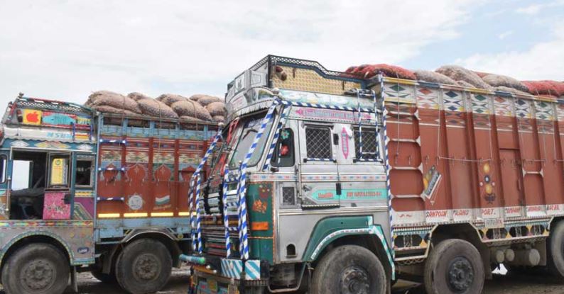 भारतीय भन्सार एजेन्टहरूका कारण सीमापारि  रोकिए नेपाली मालवाहक गाडी