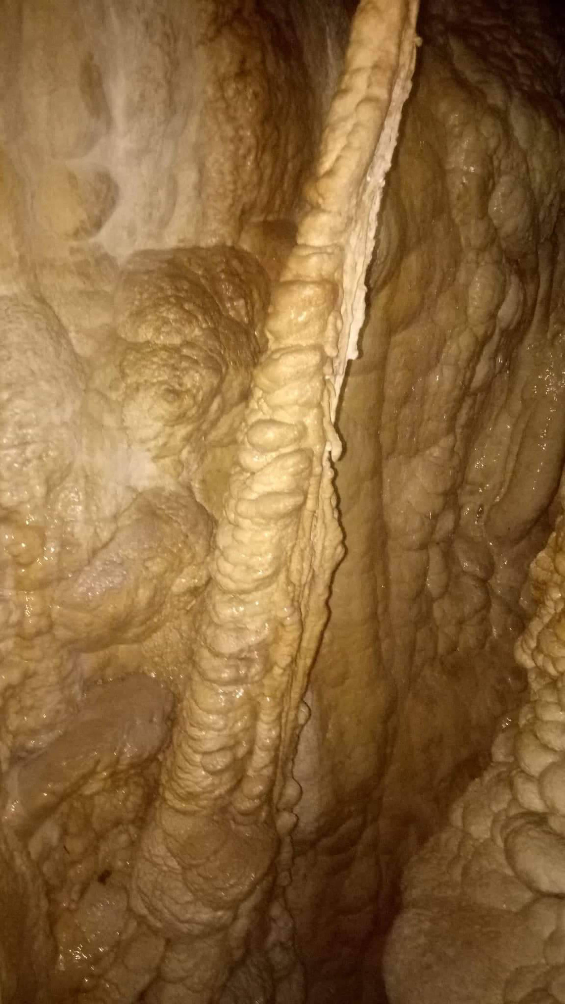 तीन ठूला गुफा भेटिए