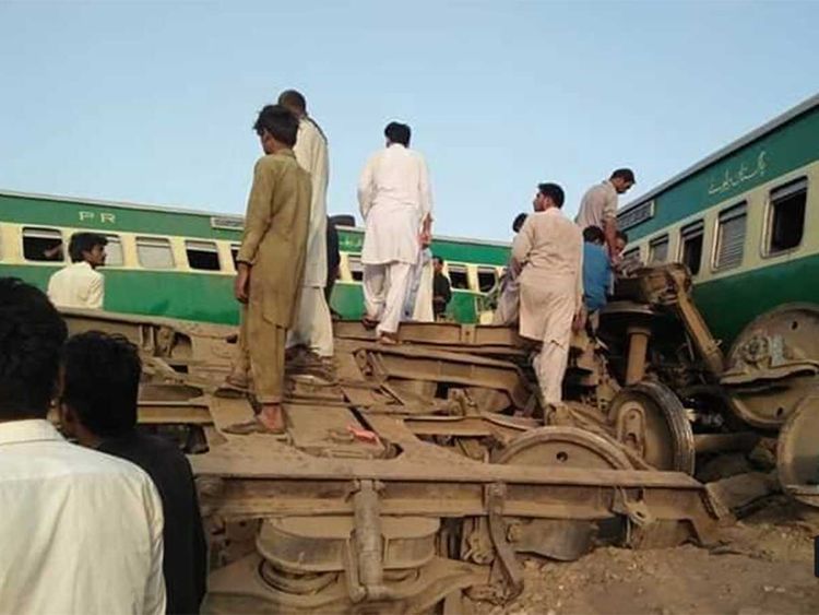 पाकिस्तानमा रेल जुध्यो : १० जनाको मृत्यु  ६० जनाभन्दा बढी घाइते