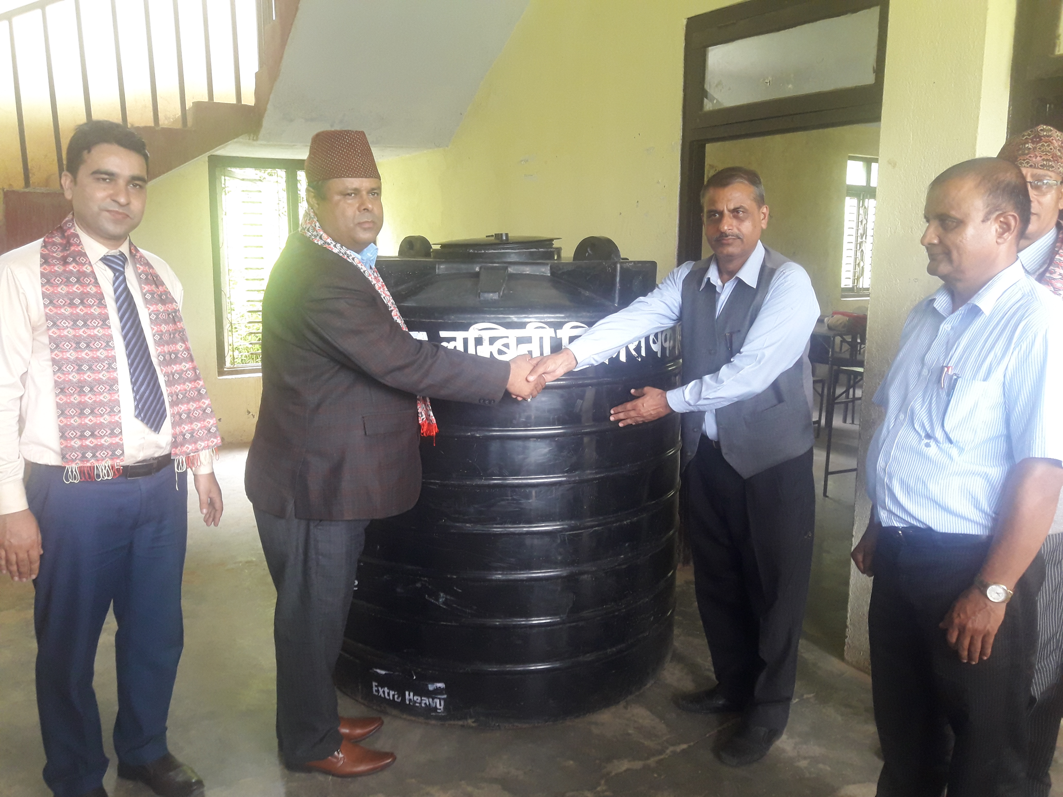 लुम्बिनी विकास बैंकद्वार काजिमान हरीटिका माध्यमिक विद्यालयलाई खानेपानी टयाङ्की हस्तान्तरण