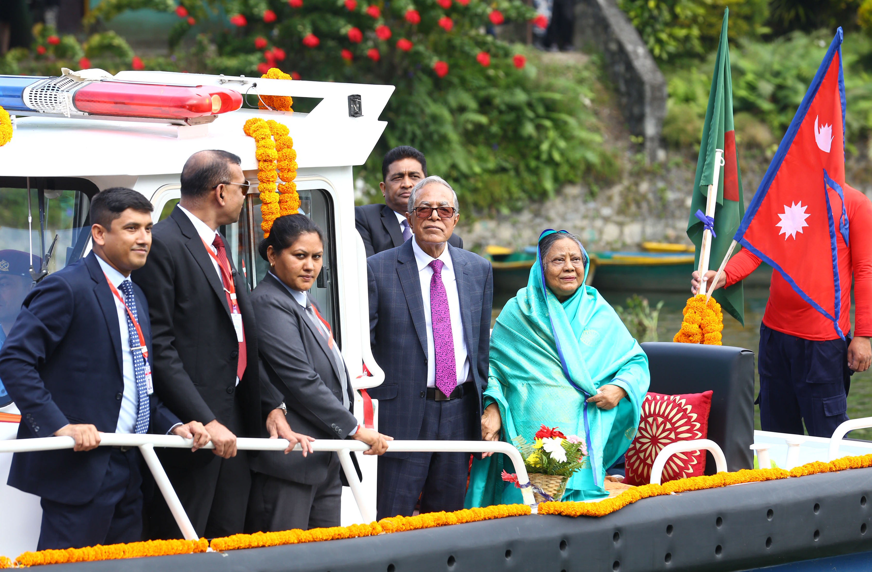 बङ्गलादेशका राष्ट्रपति हमिद जलविहार गर्दै