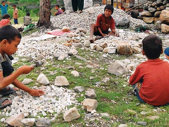 दशैँ खर्च जुटाउन गिट्टी कुट्दै बालबालिका