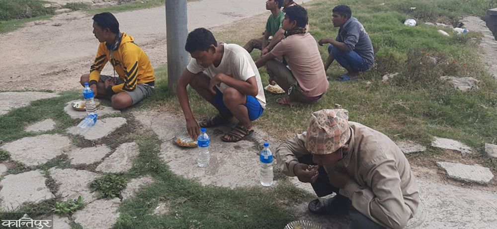 बिच बाटोमा अलपत्र परेका मजदुरलाई खाना खाजा खुवाउँदै घर पठाउँदै