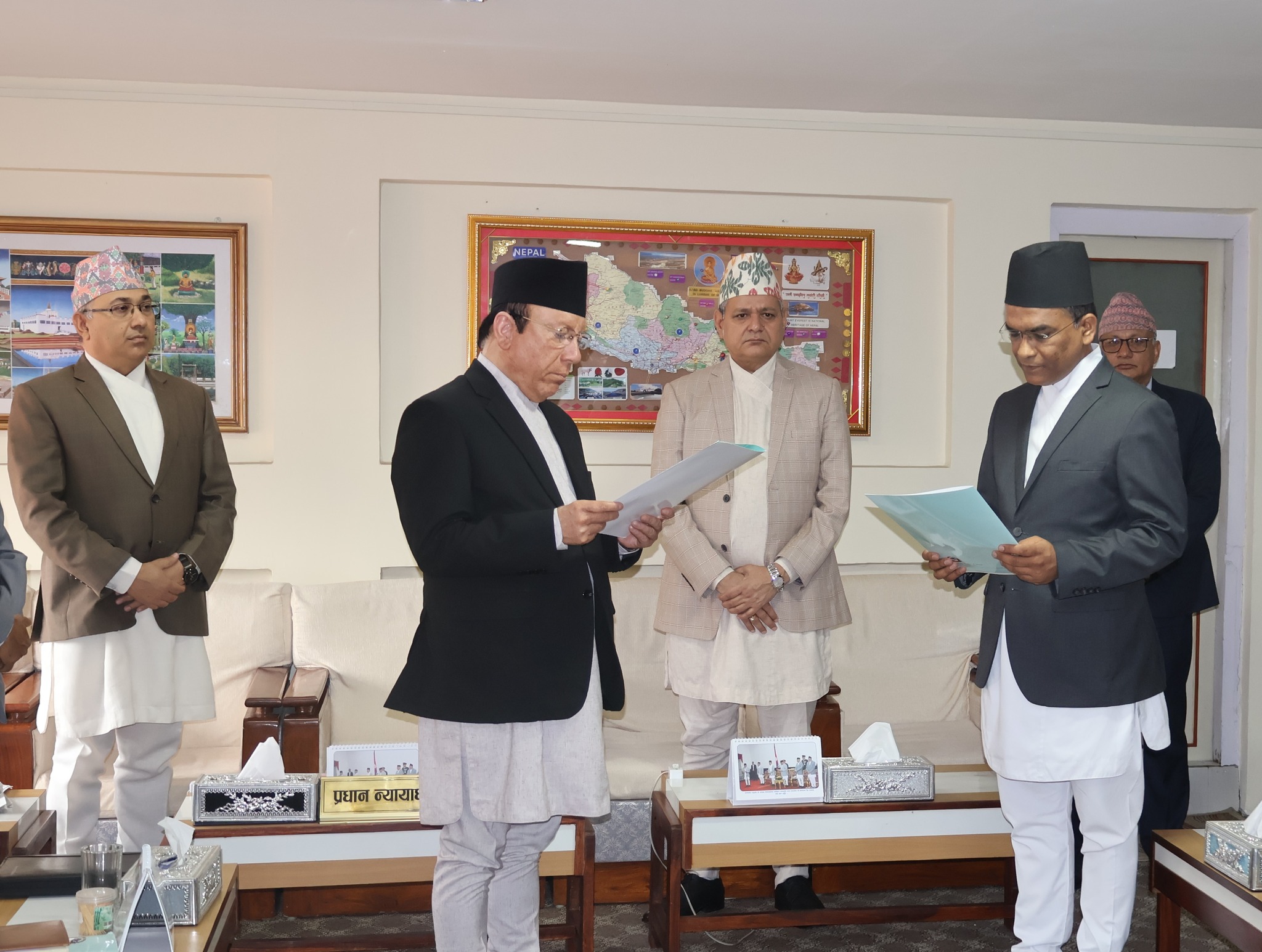 नवनियुक्त गभर्नर पौडेलले लिए शपथ