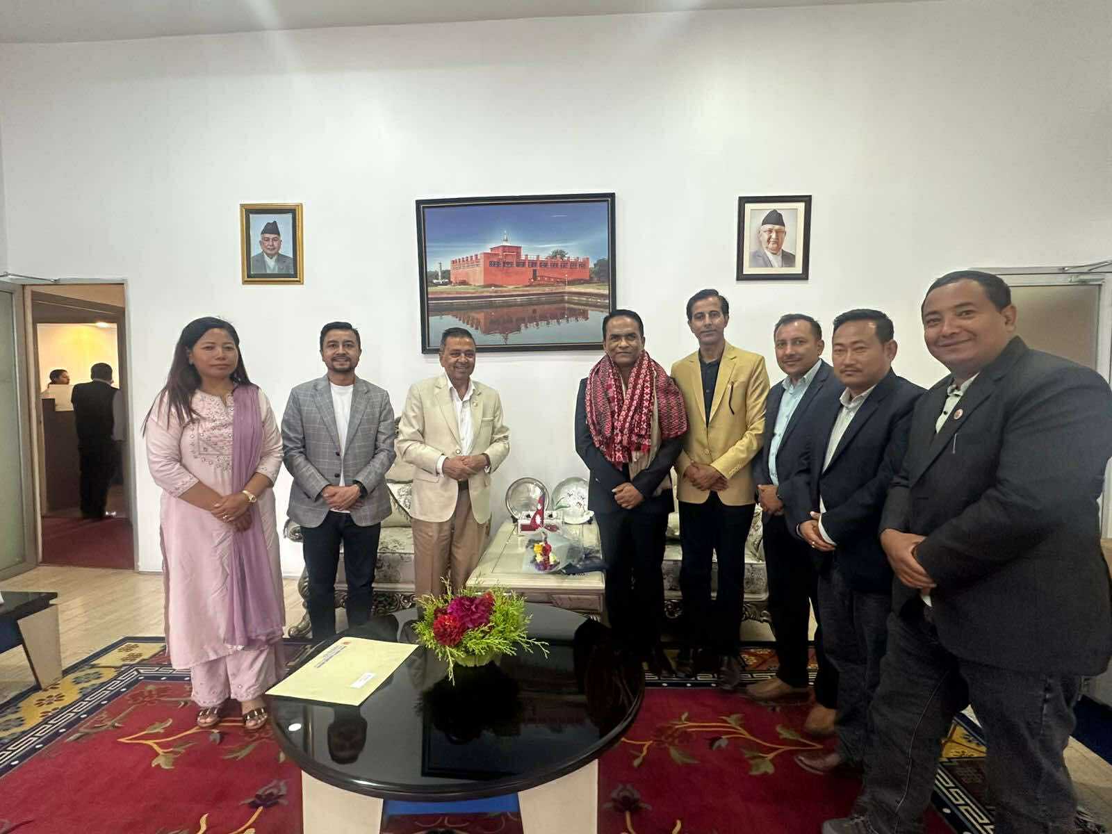 गभर्नर डा. विश्व पौडेललाई तीन लगानीकर्ता संघको चार बुँदे सुझावसहित पत्र