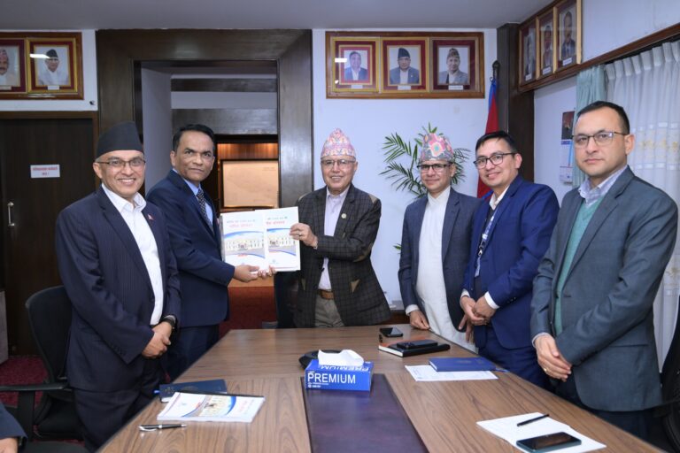 गभर्नरले अर्थमन्त्रीलाई बुझाए राष्ट्र बैंकको वार्षिक प्रतिवेदन