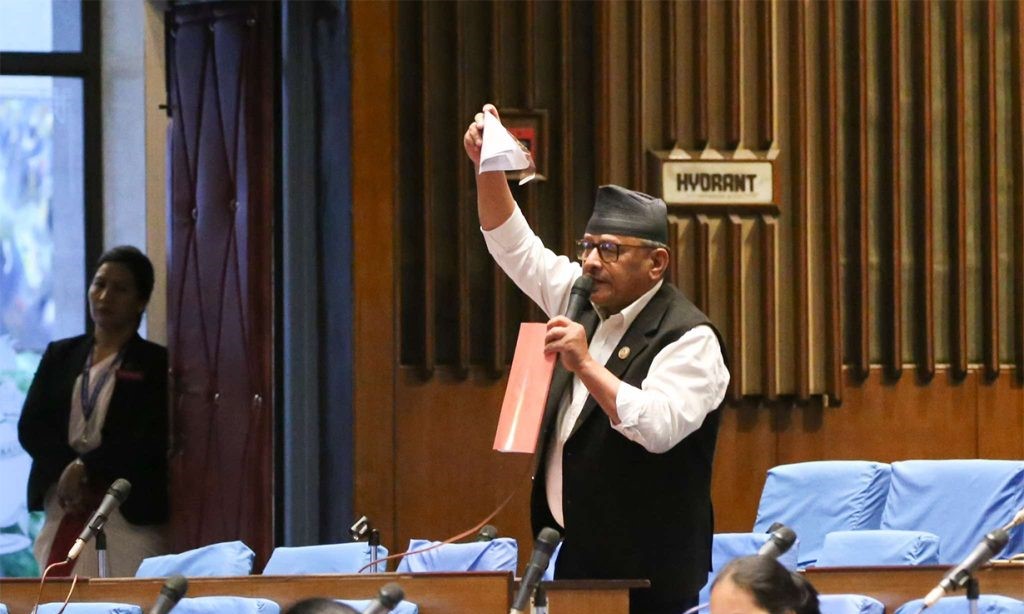 सांसद थापाले संसद बैठकमै च्याते बजेट पुस्तिका