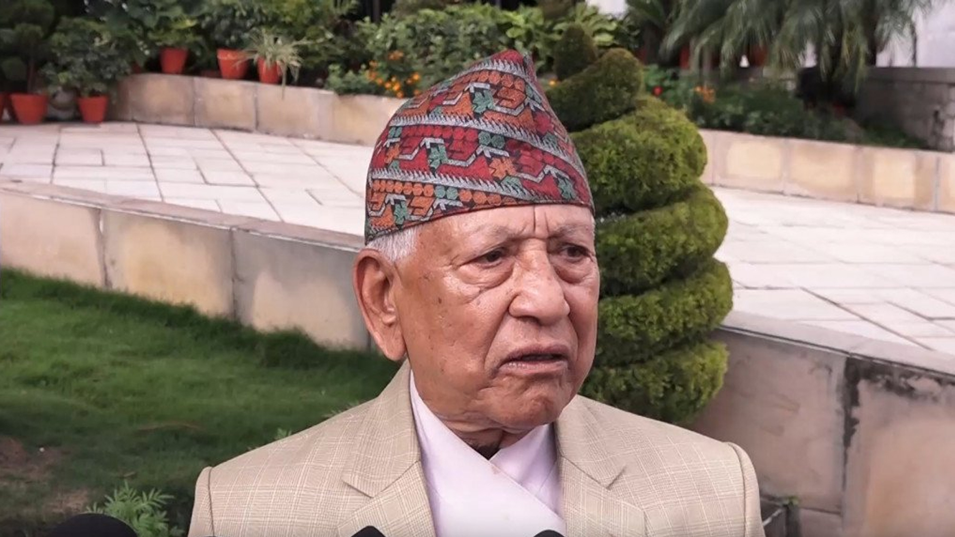 ज्येष्ठ सदस्य केसीले आज पद तथा गोपनीयताको शपथ लिँदै