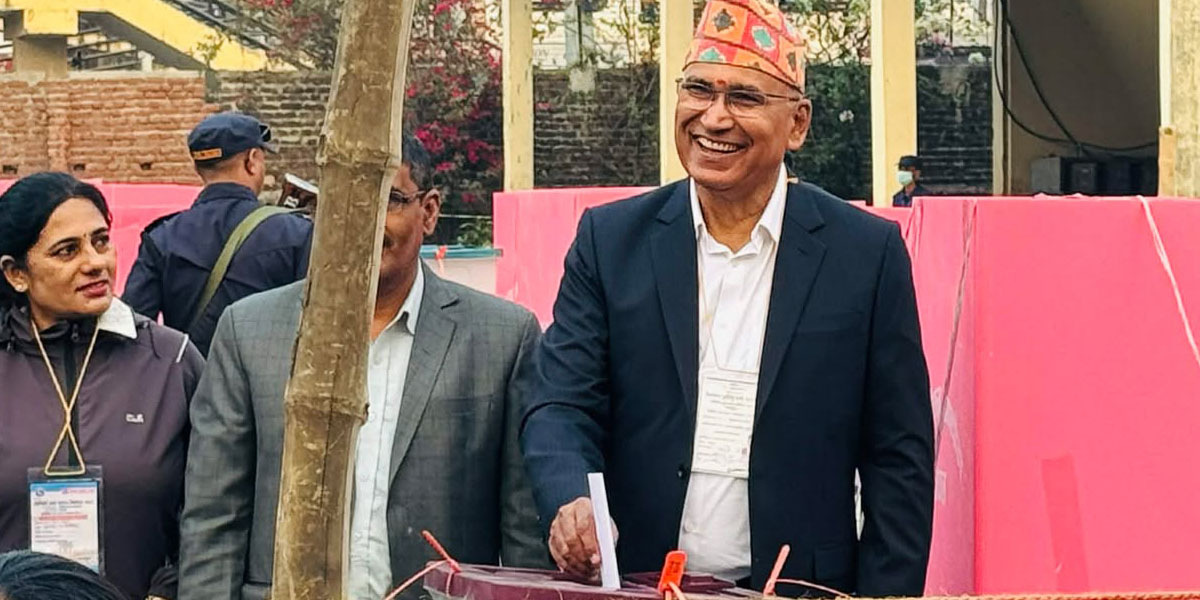 एमाले उपाध्यक्ष विष्णु पौडेलले गरे सडक विभागको मतदान केन्द्रबाट मतदान