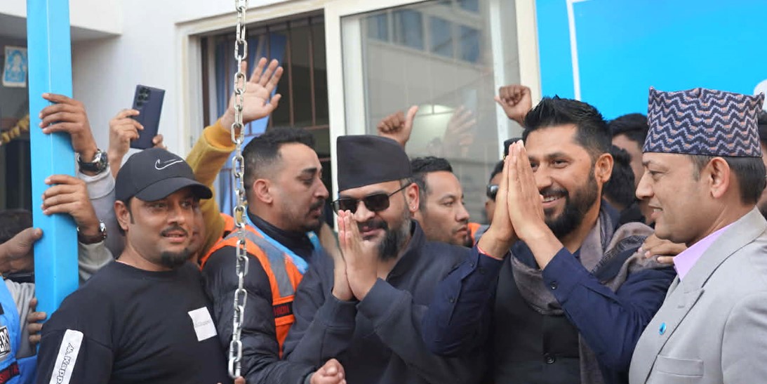 रास्वपा कार्यालयमा पदबहाली गरेर फर्किए बालेन