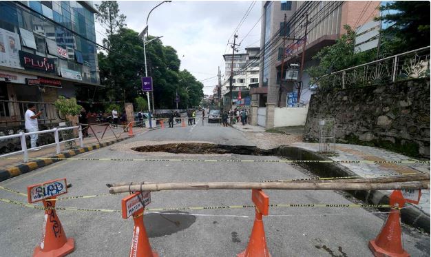 काठमाडौं महानगरपालिका कार्यालय नजिकैको सडक भासियो,आवागमन प्रभावित