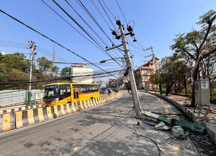 सातदोबाटो–हात्तीवन सडकमा ‘भयानक’ कार दुर्घटना, भाँच्चियो बिजुलीको पोल, ३ जना घाइते