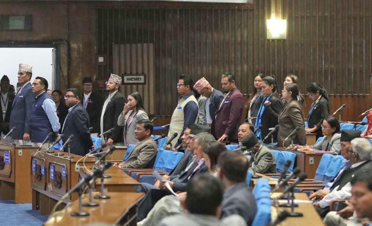 संसद्‍मा रास्वपाको वेल घेराउ, राप्रपाको बहिष्कार