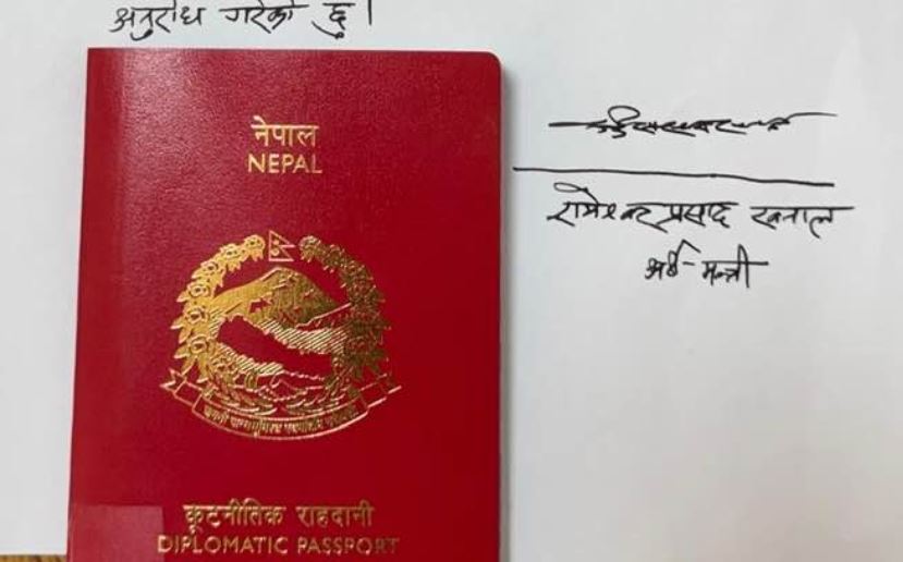 अर्थमन्त्री खनालले फिर्ता गरे रातो पासपोर्ट