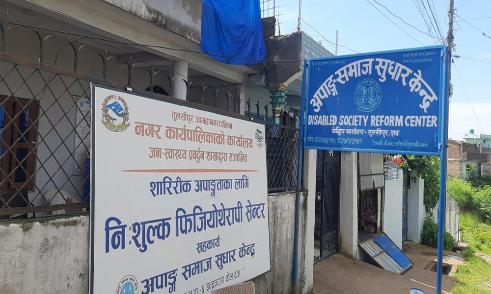 ऋण खोजेर थेरापी सेन्टरका कर्मचारीलाई तलब