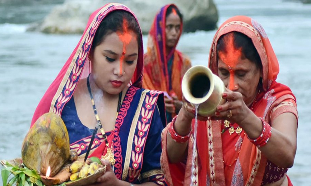 छठ पर्वको मुख्य दिनः अस्ताउँदो सूर्यलाई विधिपूर्वक अर्घ्य दिइदै