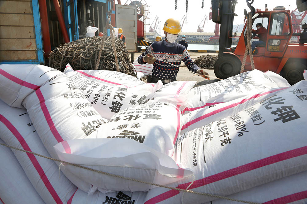 चीनले मल निर्यात रोक्यो, विश्वव्यापी आपूर्तिमा सङ्कट