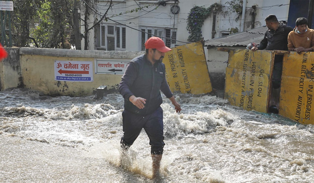 बबरमहलमा फुट्यो मेलम्ची खानेपानीको पाइप, कार्यालयहरू डुबानमा