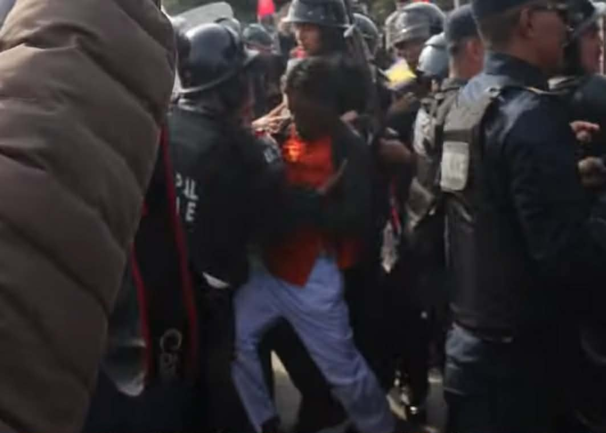 दुर्गा प्रसाईका कार्यकर्ता र प्रहरीको घम्साघम्सी, ३ जना पक्राउ