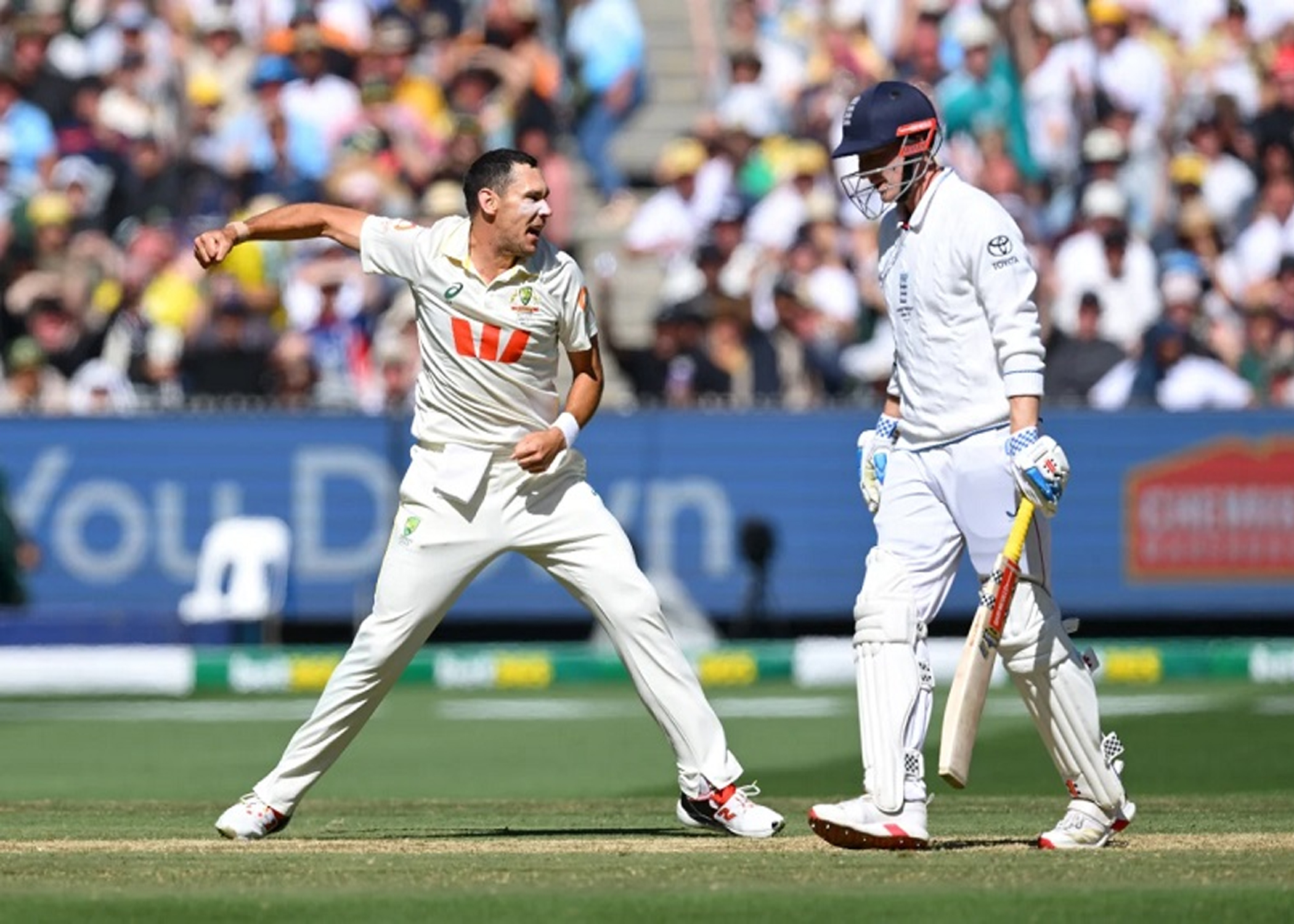 एशेज टेस्ट : पहिलो दिन नै गुम्यो २० विकेट, घरेलु टोलिलाई ४६ रनको अग्रता