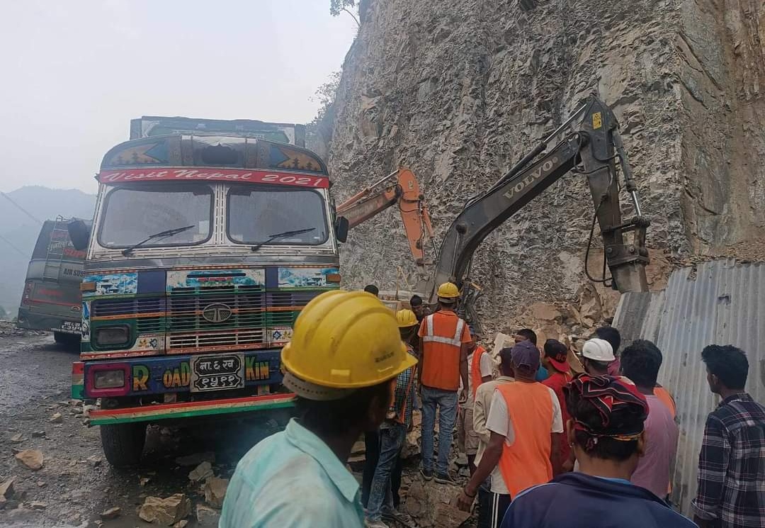 मुग्लिङ नारायणगढ सडक खण्डमा माथिबाट ढुङ्गा खस्दा मेसिन अपरेटरको मृत्यु