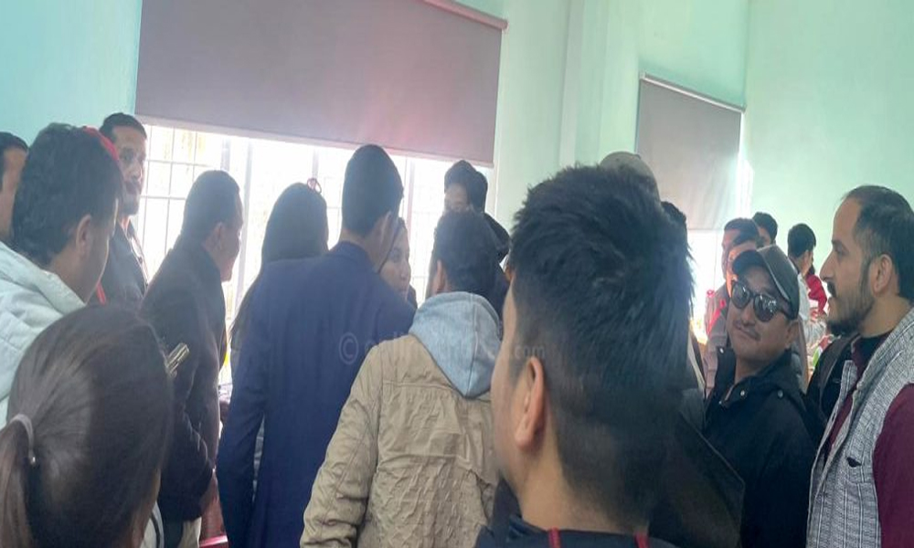 च्यासलमा एमाले कार्यकर्ताबीच हात हालाहाल