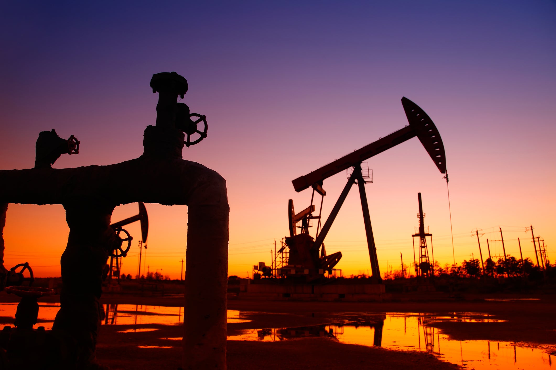 तेलको मूल्यमा २५ प्रतिशत गिरावट, विश्व बजारमा असर