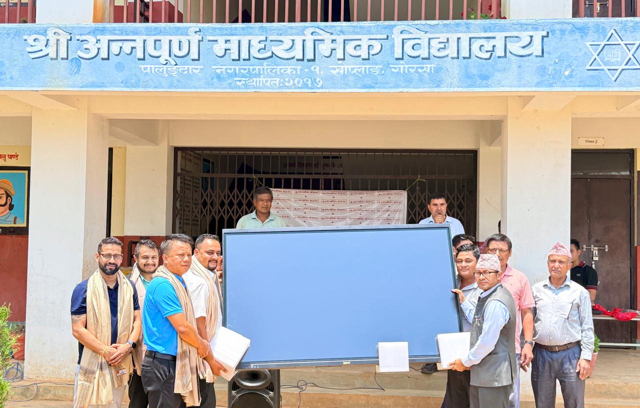 प्रभु बैंक लिमिटेड गण्डकी बिजनेस सेन्टरको समन्वय तथा पालुङटार शाखाको पहलमा स्मार्ट बोर्ड हस्तान्तरण