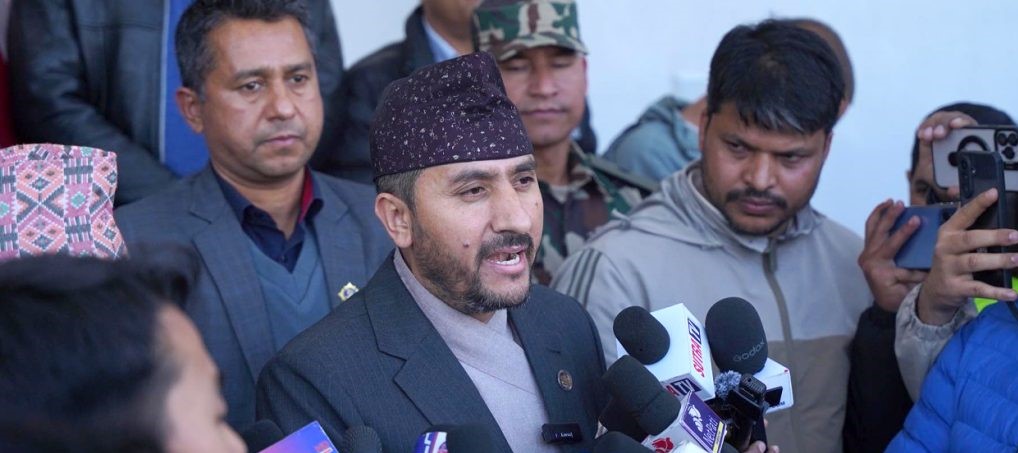 च्यासल पुगेका सञ्चारमन्त्रीले भने - देश चुनावमा होमियो, एमालेले पनि भाग लिन्छ