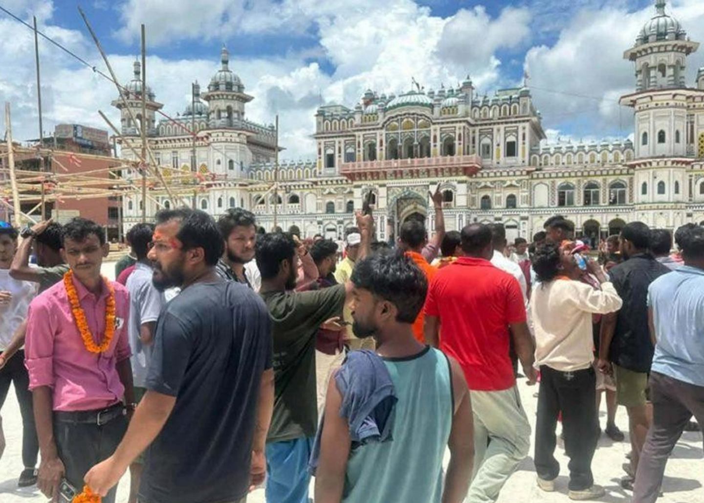 किन लखेटिए जानकी मन्दिरबाट हर्क सम्पाङका कार्यकर्ता ?