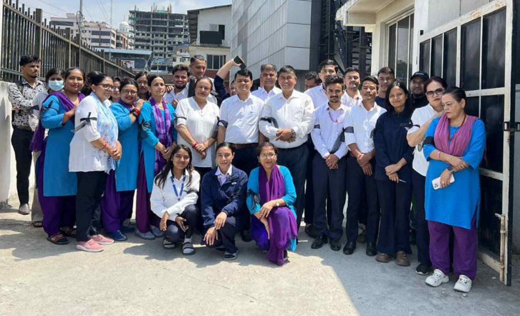 कालोपट्टी बाँधेर देशभरका कर्मचारी अनिश्चितकालीन आन्दोलनमा