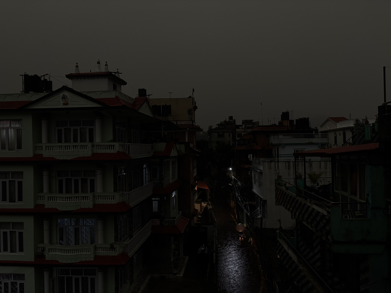 काठमाडौंमा दिउसै अध्यारो, भारी वर्षासहितकाे असिना