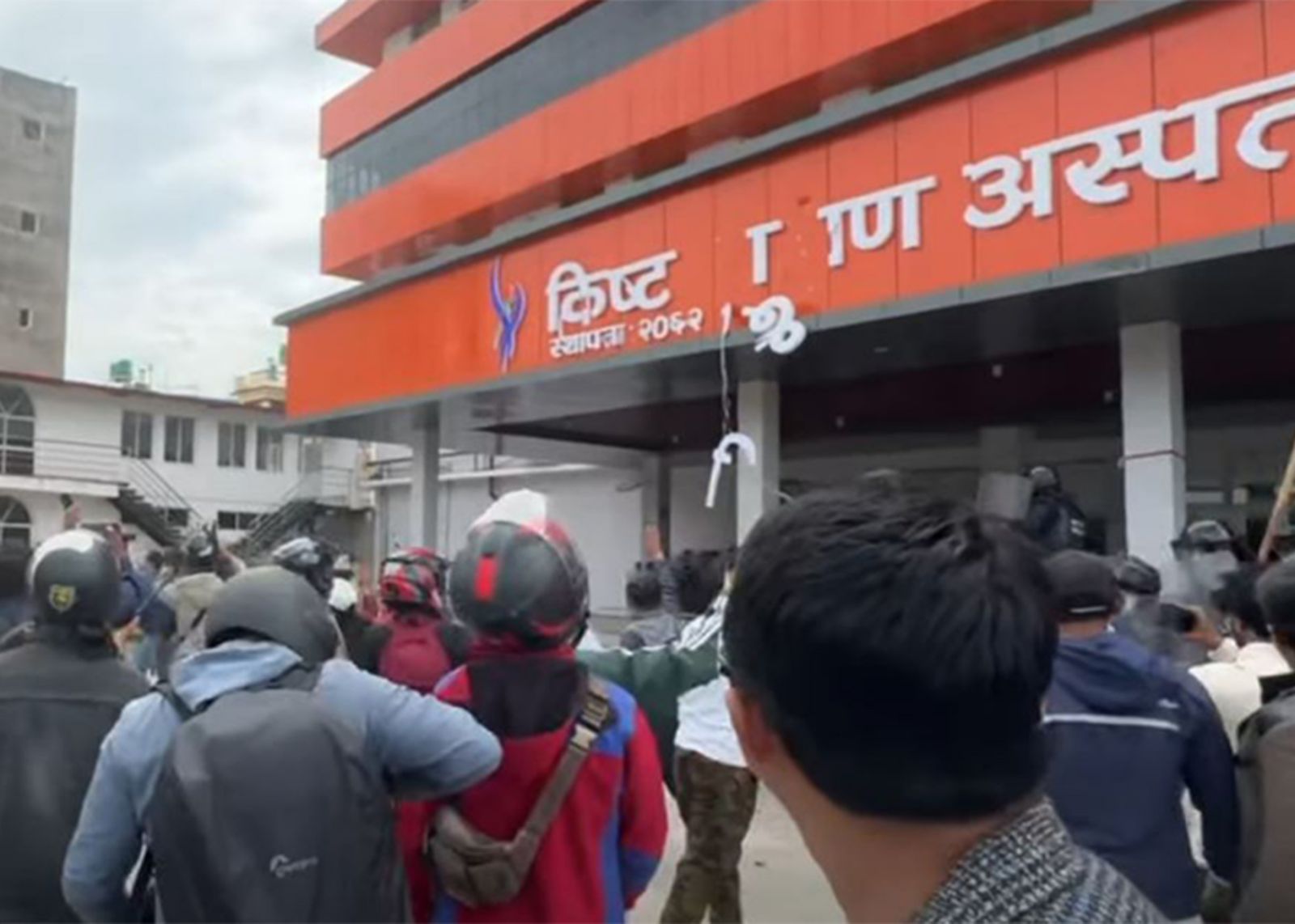 किष्ट अस्पतालमा तनाब, अस्पतालभित्रै अश्रुग्यास प्रहार