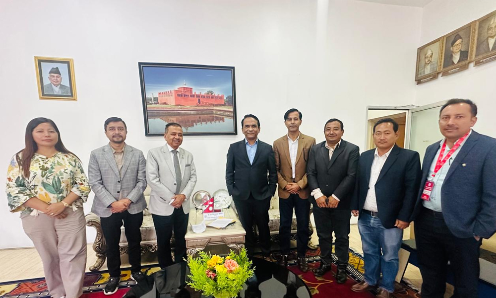 सेयर बजारमा गिरावट आएपछि गभर्नरलाई लगानीकर्ताको ज्ञापनपत्र, सुधारका लागि राखे ६ बुँदे माग