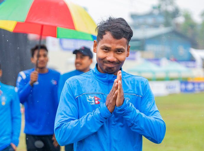 साथीहरूसँग ब्याट मागेर अन्तर्राष्ट्रिय प्रतियोगिता खेल्ने नेपाली क्रिकेटर राजवंशीलाई भारतीय उद्यमी मित्तलले ब्याट उपहार दिने