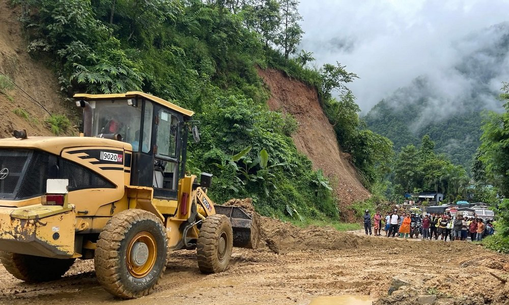 अविरल वर्षा पछि धादिङको थाक्रेमा लेदोसहितको पहिरो, पृथ्वी राजमार्ग अवरुद्ध