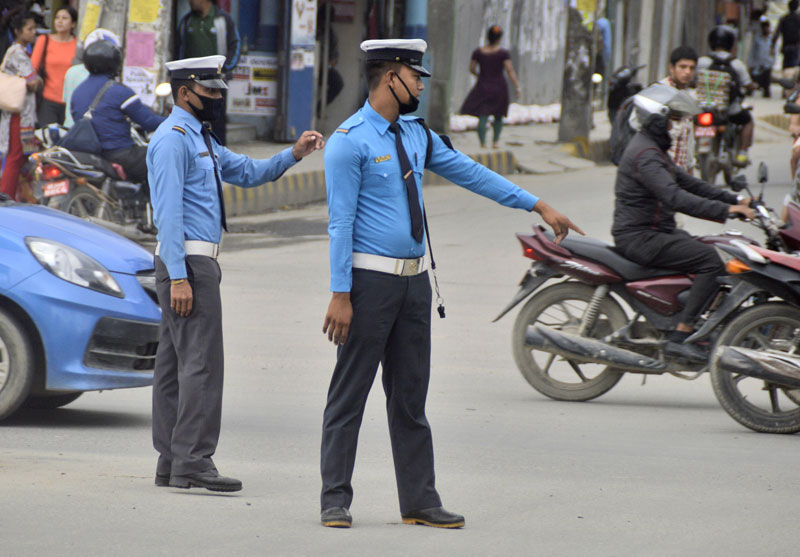 यो बाटो राष्ट्रपति भन्दा जनताको धेरै हो, राष्ट्रपतिलाई त हामीले बनाएका हौ भन्दै ट्राफिकको निर्देशनको अवज्ञा ( हेर्नुस् भिडियो )