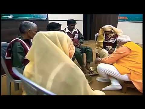 भारतका प्रधानमन्त्री नरेन्द्र मोदिले सरसफाइ गर्ने कर्मचारीहरुको  खुट्टा धोइ दिए ( भिडियो सहित )