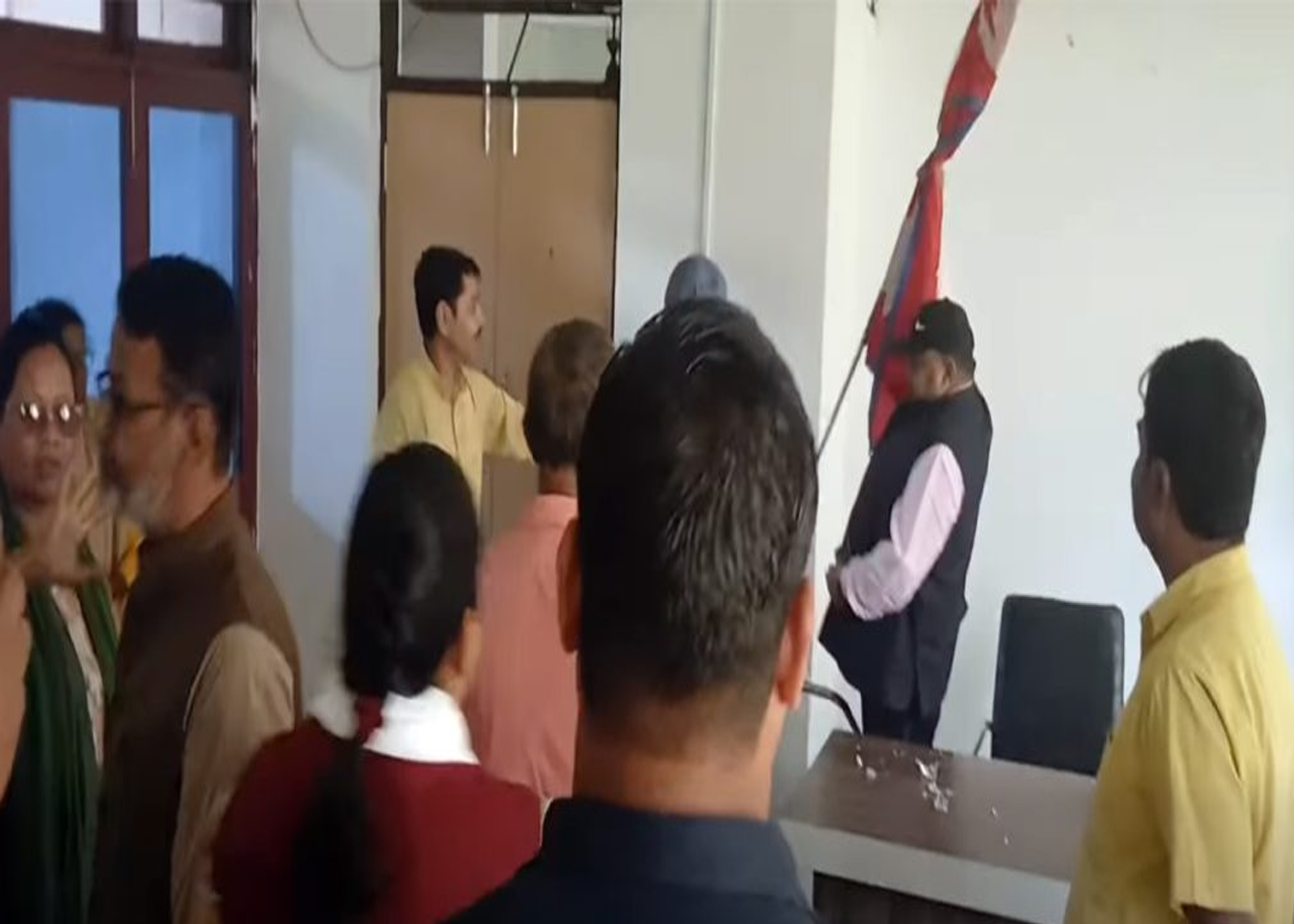 मधेशको मुख्यमन्त्री कार्यकक्षमा तोडफोड, राष्ट्रिय झण्डा समेत फ्याँकियो