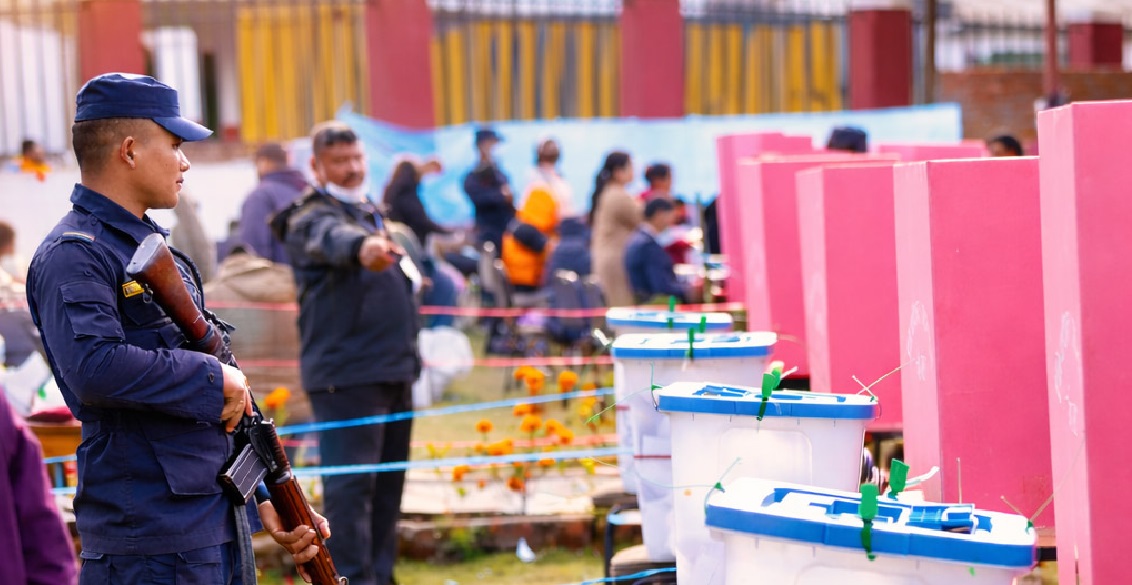 उदयपुरमा प्रहरीको गोलीले क्षति पुगेको मतपेटिका परिवर्तनपछि पुनः मतदान सुरु