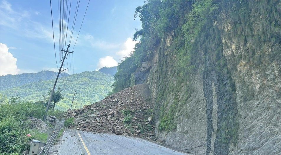 पहिरो खस्दा नारायणगढ–मुग्लिन सडक अवरुद्ध