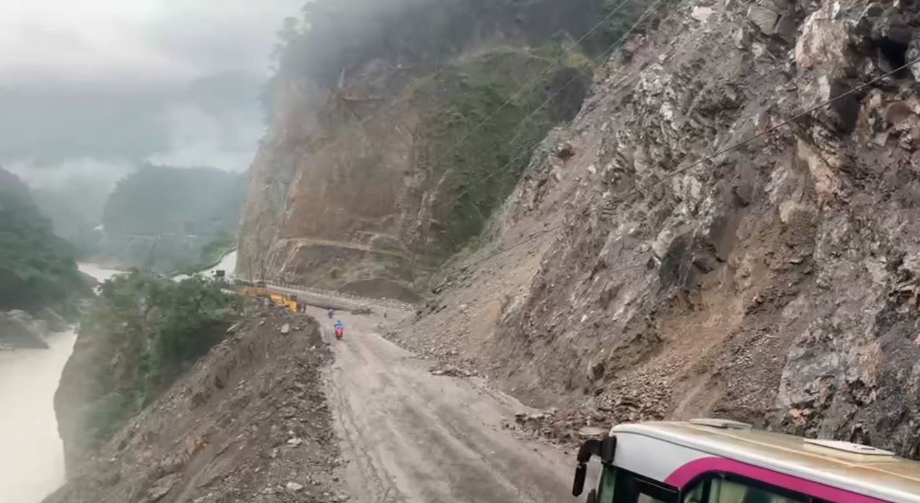 कस्तो छ बाढी–पहिरोले अवरुद्ध राजमार्गको अवस्था ?