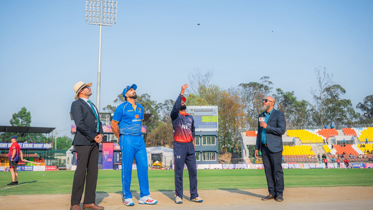 युएईविरुद्ध टस जितेर बलिङ गर्दै नेपाल