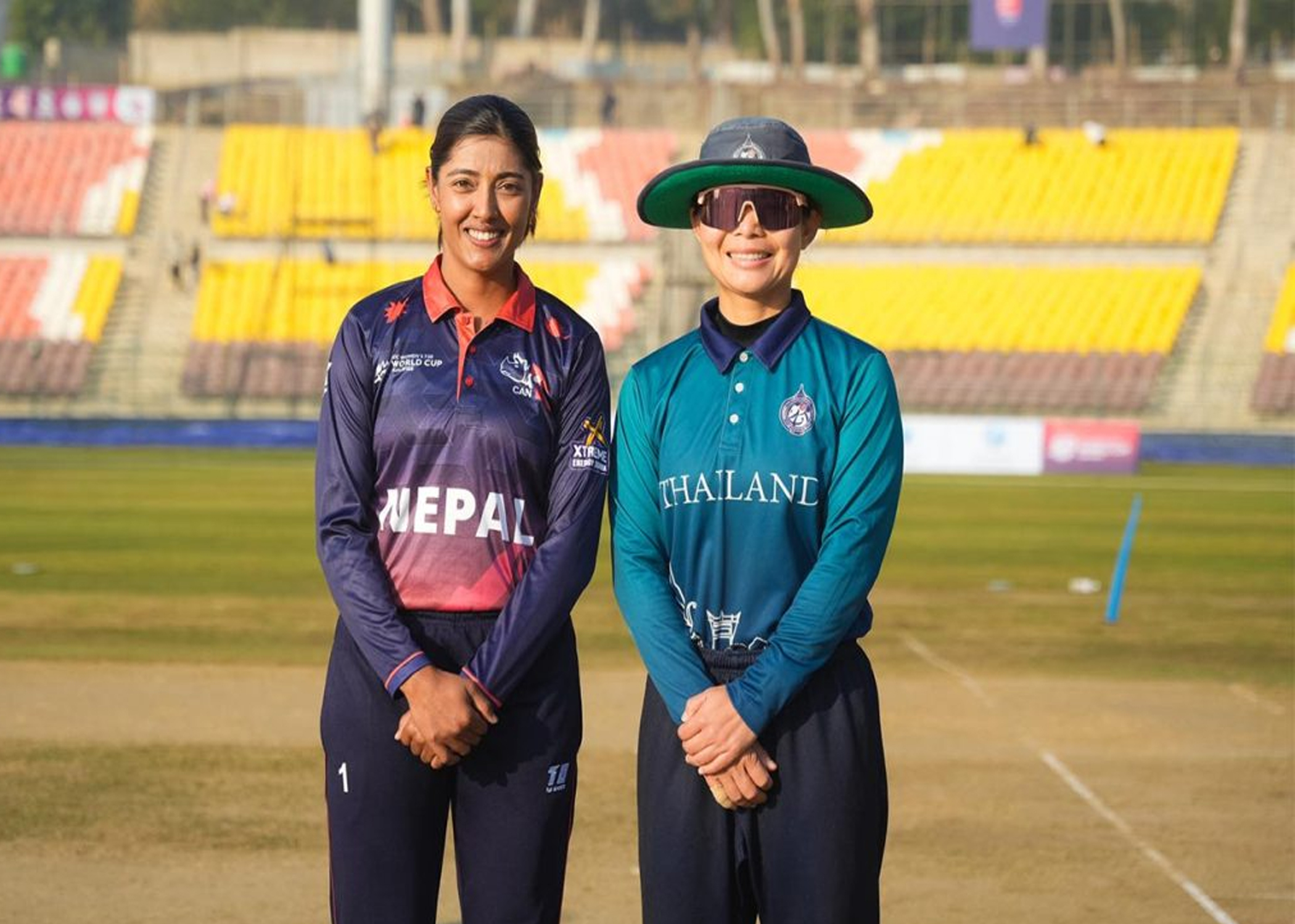 थाइल्यान्डविरुद्ध टस हारेर ब्याटिङ गर्दै नेपाल