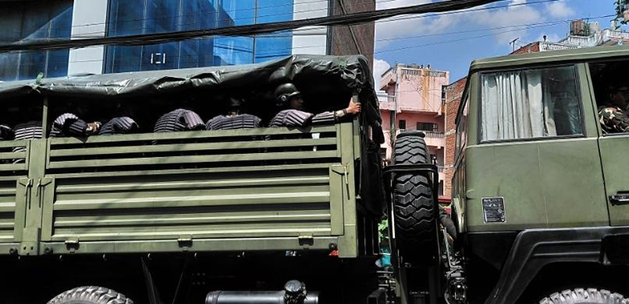 बानेश्वरमा सेना परिचालन, प्रदर्शनकारीको अवरोधले बढ्न सकेन अघि