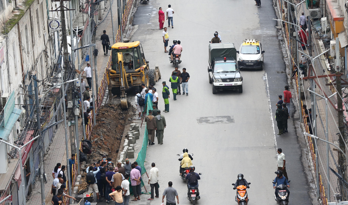 अदालतको आदेशपछि न्युरोडको फुटपाथ विस्तार पुनः सुरु