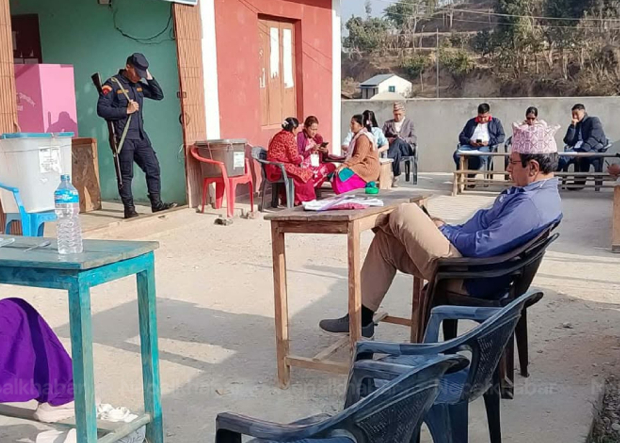 ओखलढुंगाको मानेभञ्ज्याङ-७ मा कर्मचारीले मात्रै खसाले ४ भोट, स्थानीयको बहिष्कार